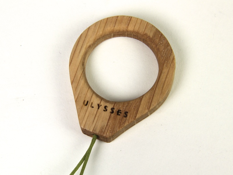 <b>ロゴの刻印も手作業によるもの。木目はもちろん、ロゴの位置や深さは個体ごとに異なるという</b>