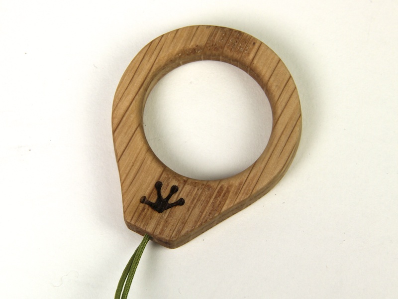 <b>ロゴの刻印も手作業によるもの。木目はもちろん、ロゴの位置や深さは個体ごとに異なるという</b>