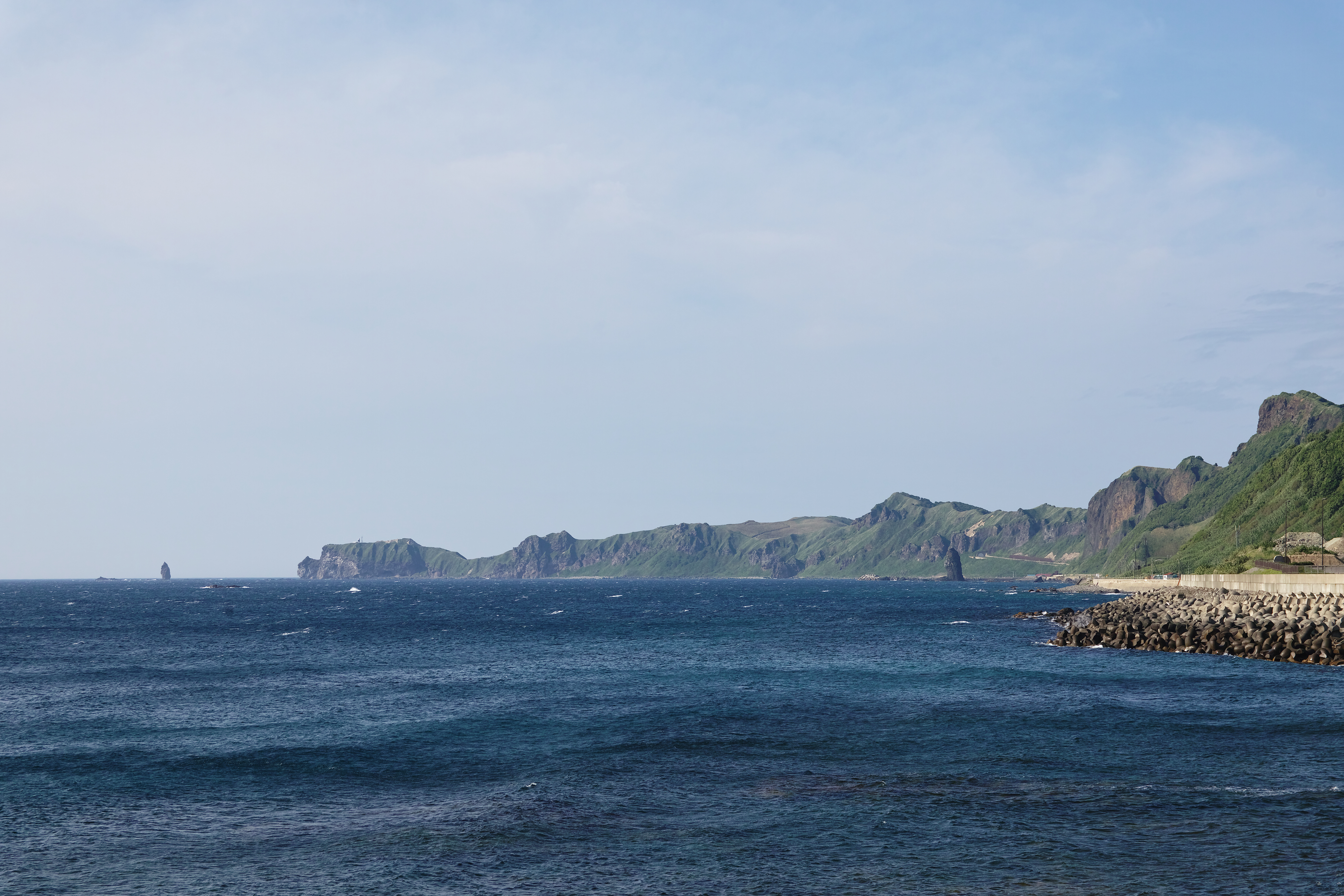 <b>独特な地形が印象的な積丹半島。40kmあまり続く複雑な海岸線の道路は岩盤をくり抜いた無数のトンネルにより繋がる。近年の道路開通までは、その急峻な地形により交通は船に頼るのみだったという。SD1 / 17-50mm F2.8 EX DC OS HSM / 約9.5MB / 4,704×3,136 / 1/200秒 / F8 / 0EV / ISO100/ 絞り優先AE / WB:晴れ / 50mm</b>