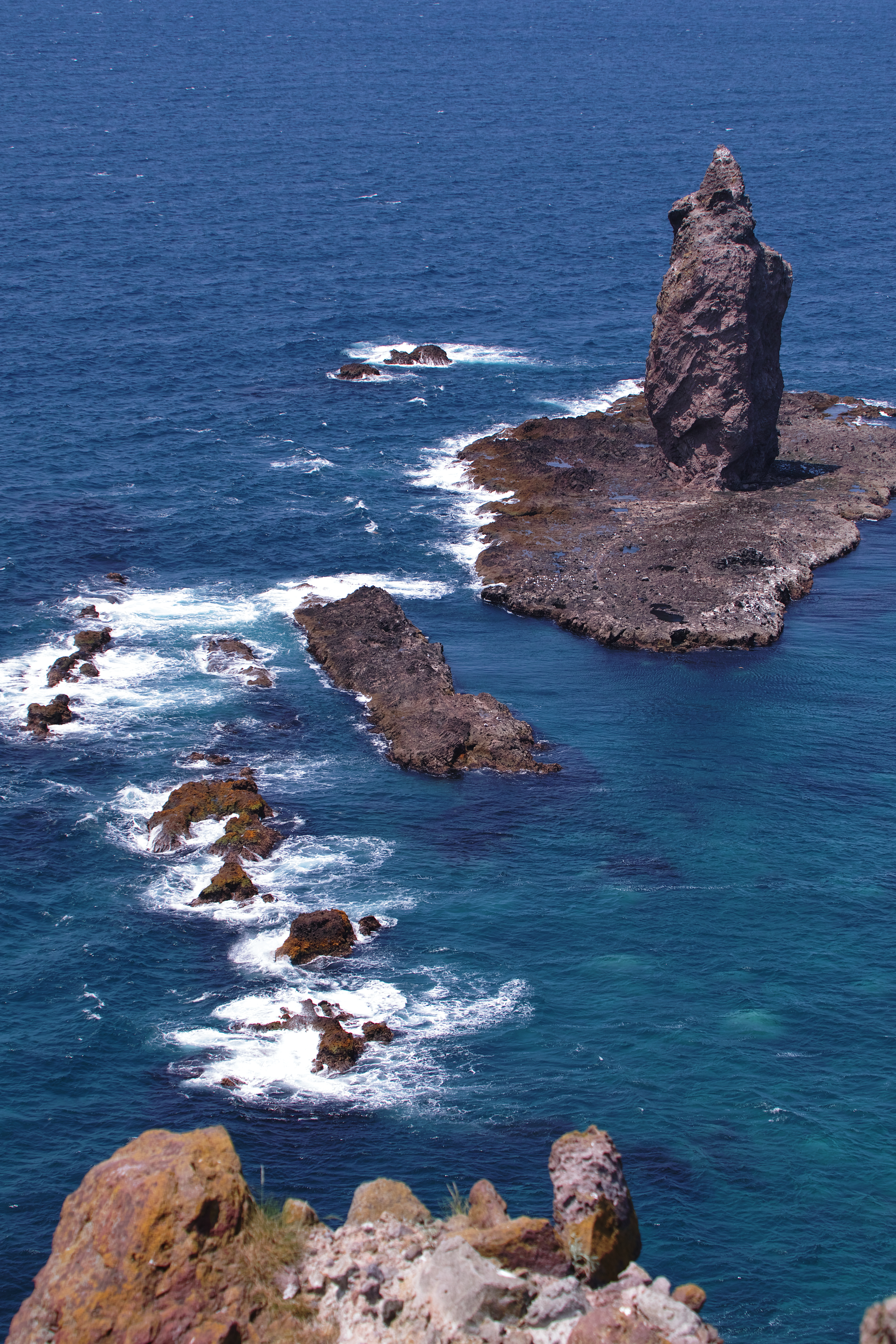 <b>神威岬突端の海中に立つ神威岩。波や風雨により長い年月の間に浸食された姿を今に残す。伝承では、悲恋の末に岬より身を投げた娘の化身と伝わる。SD1の驚く程に高い解像力で、岩礁の岩肌と白波の動きが立体的に伝わってくる。SD1 / APO 50-500mm F4.5-6.3 DG OS HSM / 約13.6MB / 3,136×4,704 / 1/320秒 / F6.3 / 0EV / ISO100/ マニュアル露出 / WB:晴れ / 63mm</b>