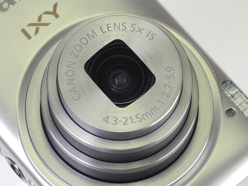 <b>広角24mm相当からの5倍ズームレンズを搭載。光学式手ブレ補正付き</b>