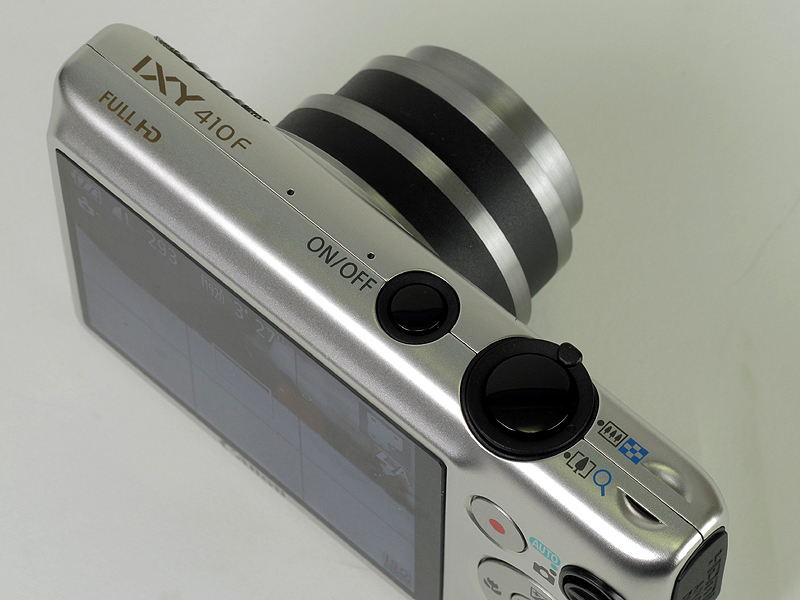 <b>ズームレバーはシャッターダイヤルと同軸に装備</b>