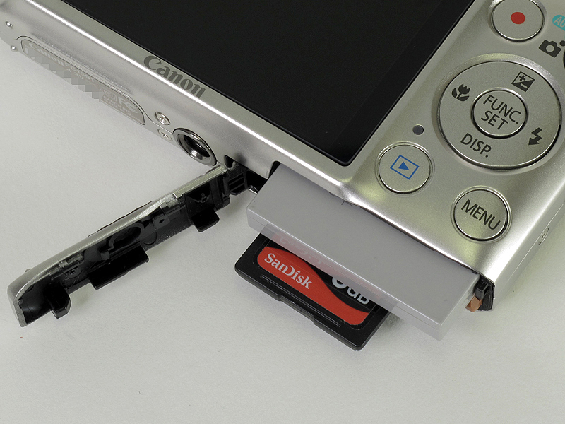 <b>バッテリーおよびメモリーカード室</b>