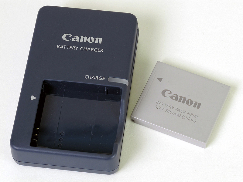 <b>付属のバッテリーと充電器</b>