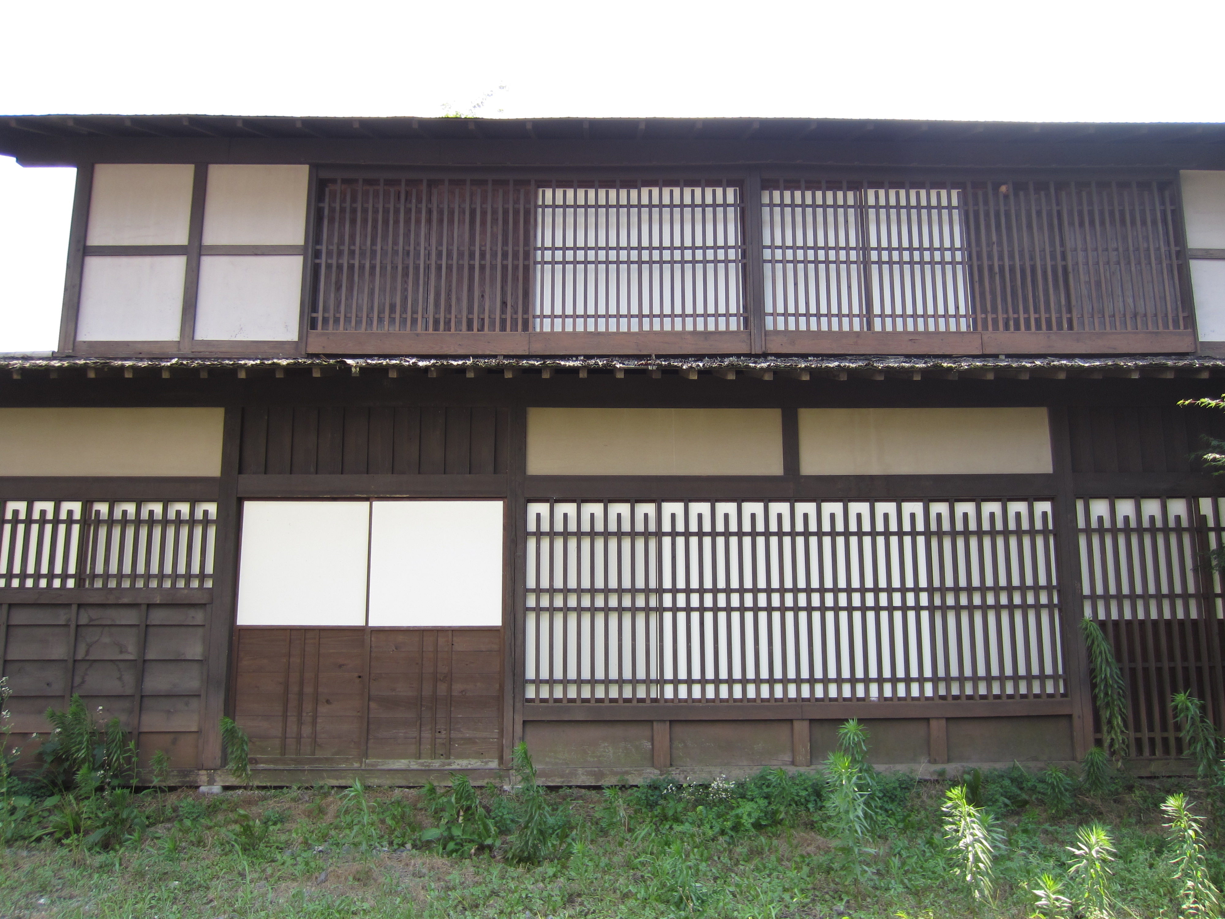 <b>見上げる構図で申し訳ないですが、四隅の描写の甘さ以外は及第点。使いにくいほどの収差は出ていない。IXY 410F / 約2.6MB / 4,000×3,000 / 1/250秒 / F2.7 / 0EV / ISO100 / プログラムAE / WB:オート / 4.3mm</b>