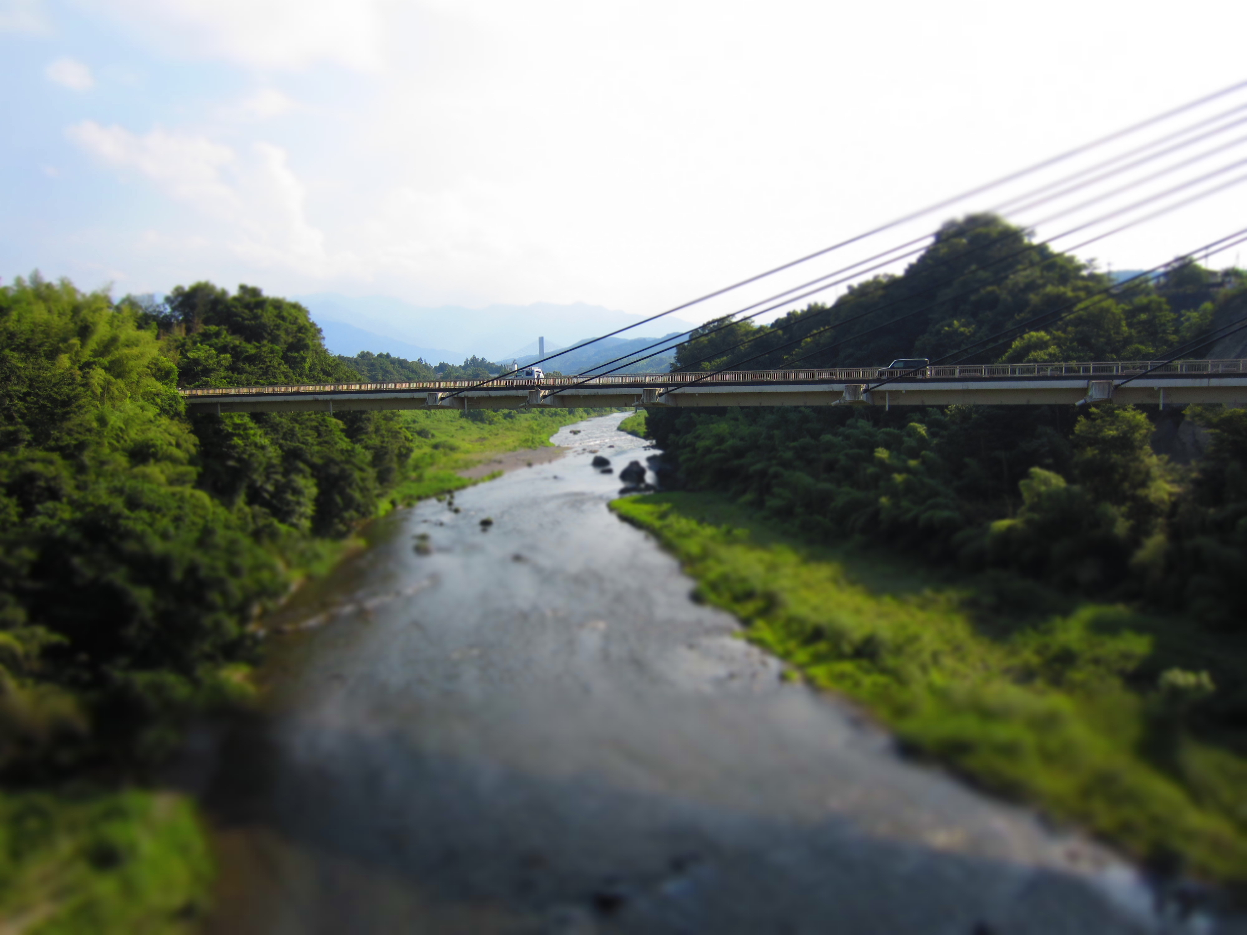 <b>旧秩父橋から、現在国道299号線が通っている3代目の秩父橋を撮影。ジオラマ効果で先輩橋の威厳を表現(笑)。ジオラマ風 / IXY 410F / 約1.2MB / 4,000×3,000 / 1/1,000秒 / F2.7 / 0EV / ISO100 / ジオラマ風 / WB:オート / 4.3mm</b>