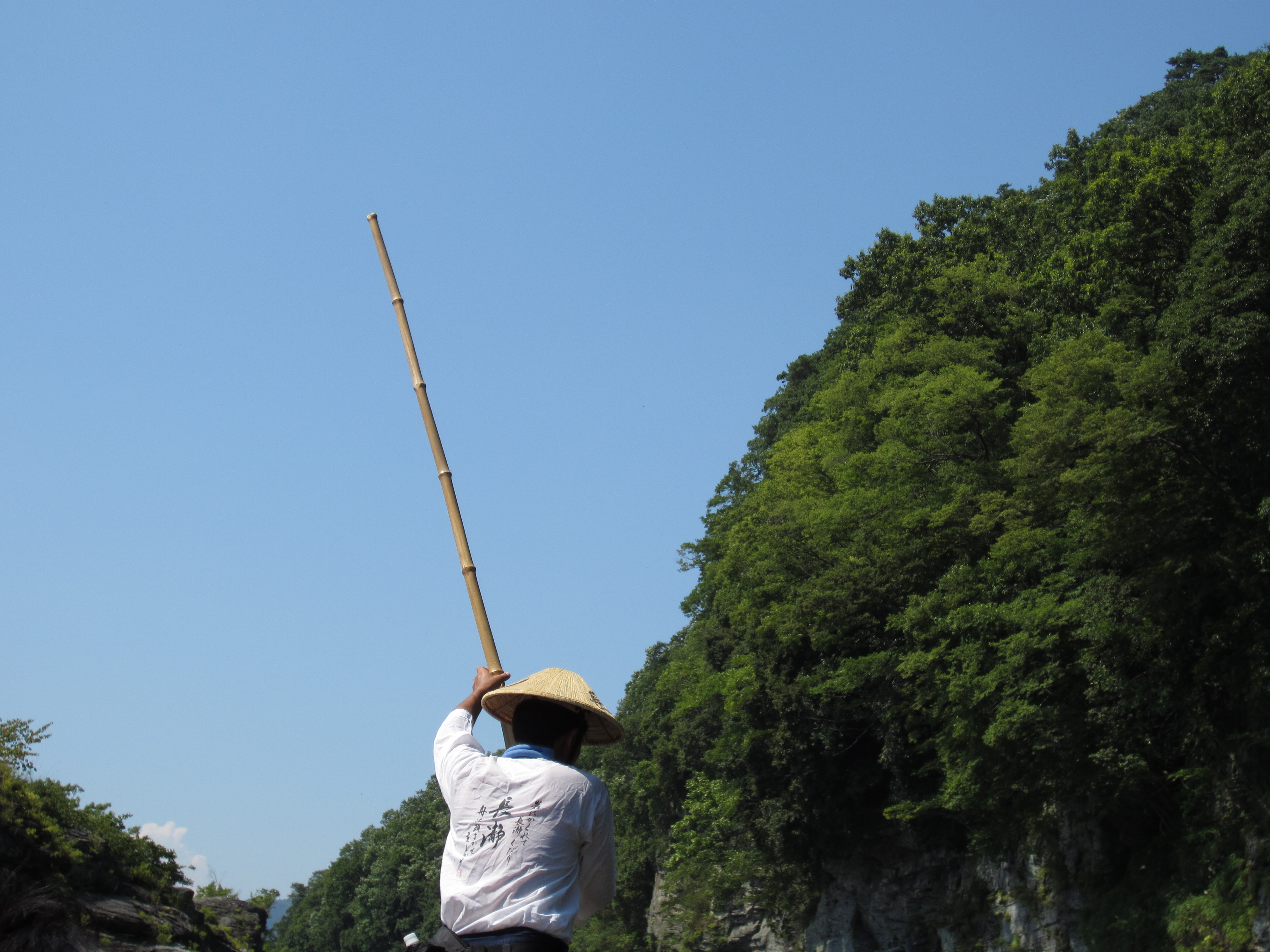 <b>長瀞ライン下りの船頭さん。竹の竿で船をコントロールします。空が白くなっちゃうかと思いきや、しっかりブルーとグリーンのコントラストが出て感動! IXY 410F / 約2.4MB / 4,000×3,000 / 1/640秒 / F5 / 0EV / ISO100 / プログラムAE / WB:オート / 10.9mm</b>