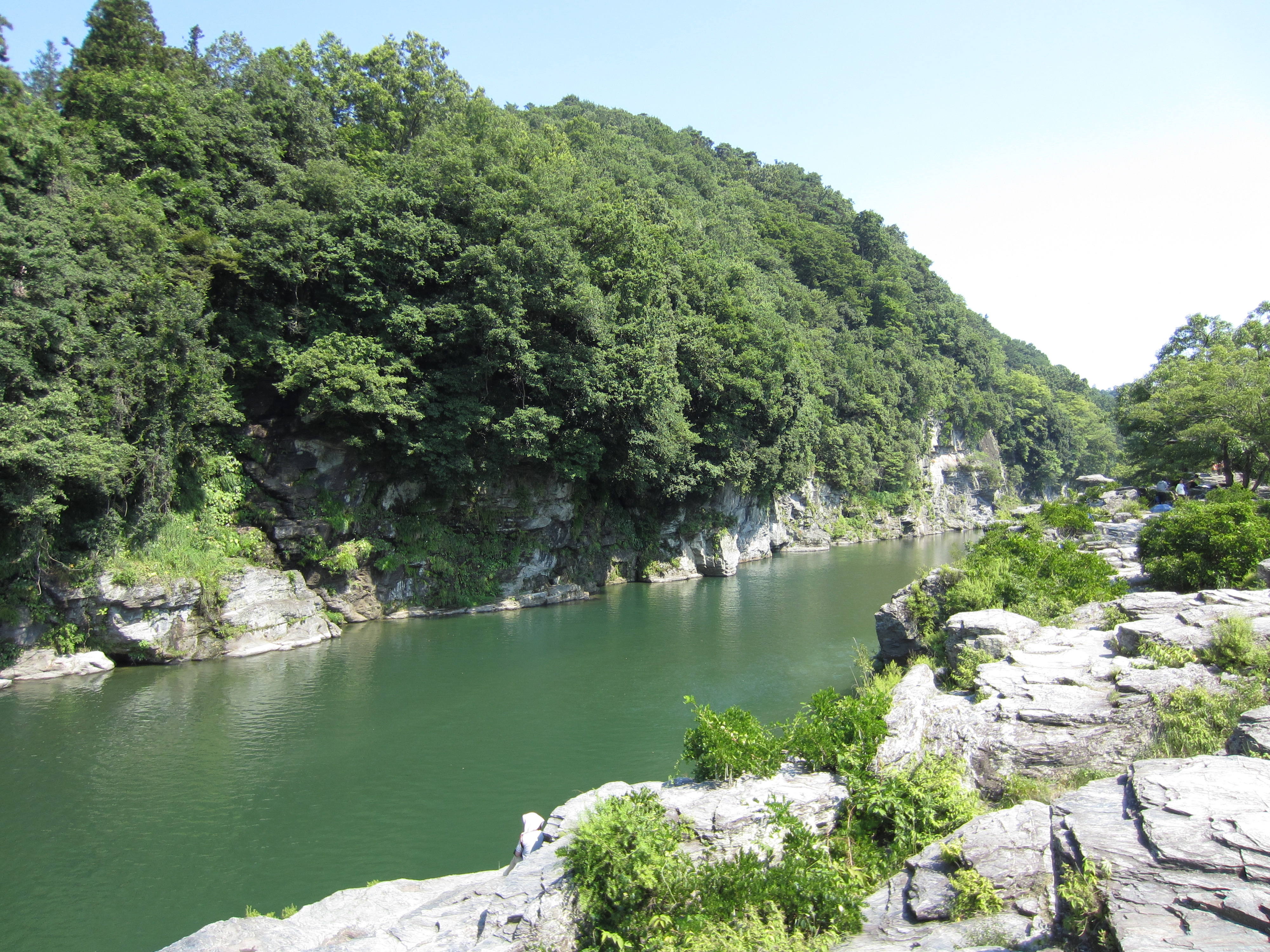 <b>長瀞の名勝・天然記念物の岩畳。岩がどピーカンの太陽を反射して白く光っています。昔のデジタルカメラだったら完全に白トビしている状況でした。IXY 410F / 約4.2MB / 4,000×3,000 / 1/500秒 / F2.7 / 0EV / ISO100 / プログラムAE / WB:オート / 4.3mm</b>