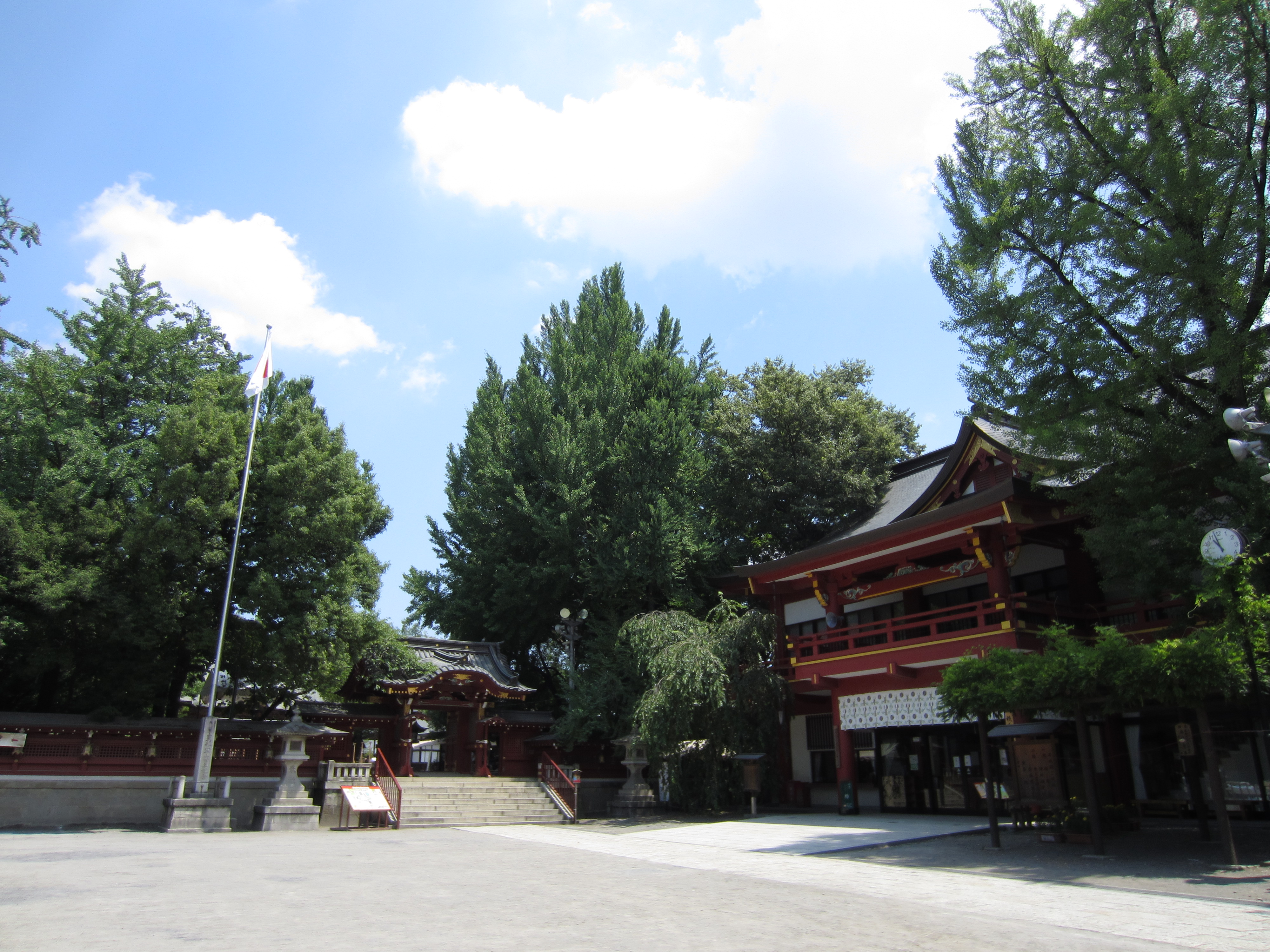 <b>秩父神社のご本殿前にて。広角側が広いと旅行の思い出として全体を写したいときに助かりますね。IXY 410F / 約3MB / 4,000×3,000 / 1/1,000秒 / F2.7 / 0EV / ISO100 / プログラムAE / WB:オート / 4.3mm</b>