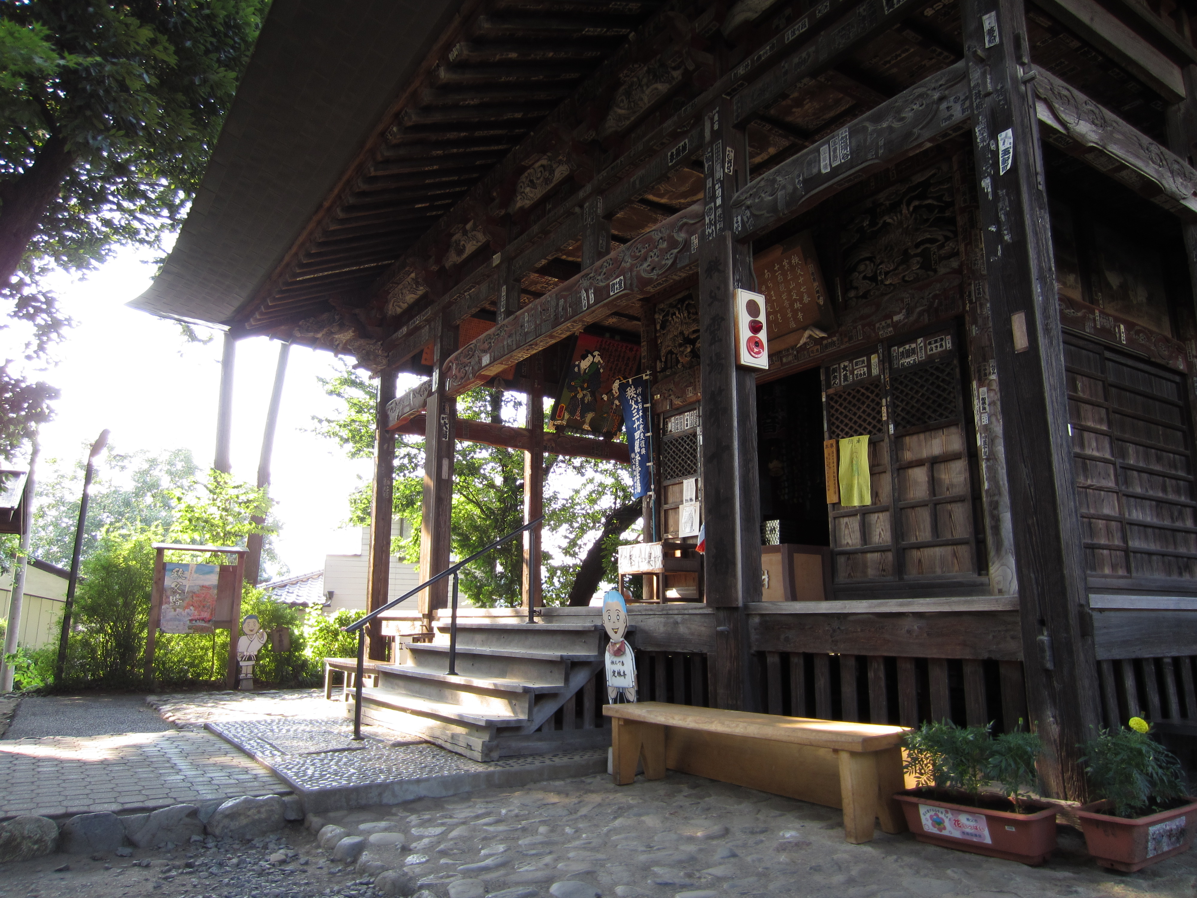 <b>秩父札所17番の定林寺。周りは木に覆われているのですが、ちょうど正面は木がなく夕方の低い太陽の光が差し込んでいたので若干白トビを起こしました。IXY 410F / 約2.9MB / 4,000×3,000 / 1/80秒 / F2.7 / 0EV / ISO100 / プログラムAE / WB:オート / 4.3mm</b>