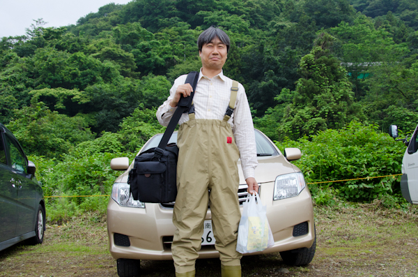 <b>トンボさんはウェーダーに着替えて、ボクは長靴を貸していただいた。機材もチェックして準備完了!</b>