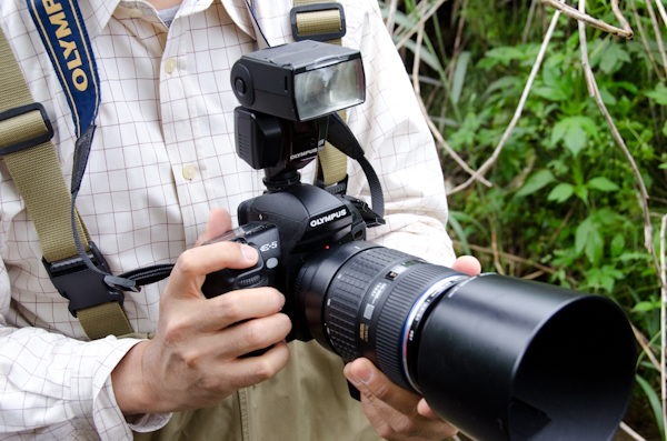 <b>トンボさん、E-5に50-200mmレンズとストロボを装着してスタート</b>