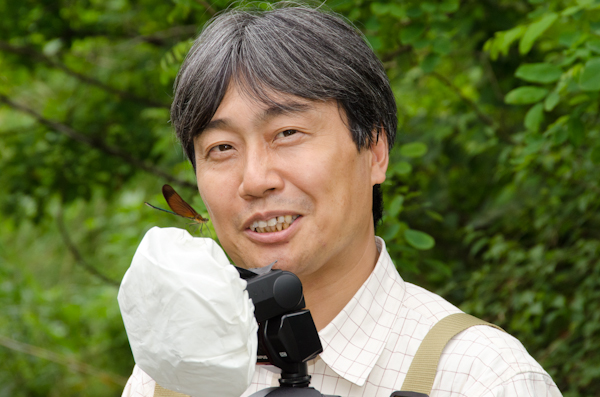<b>ストロボに付けたデュフューザーに留まったままのトンボ。トンボさんのことを仲間だと安心しているのかまったく逃げる気配もない（笑）</b>