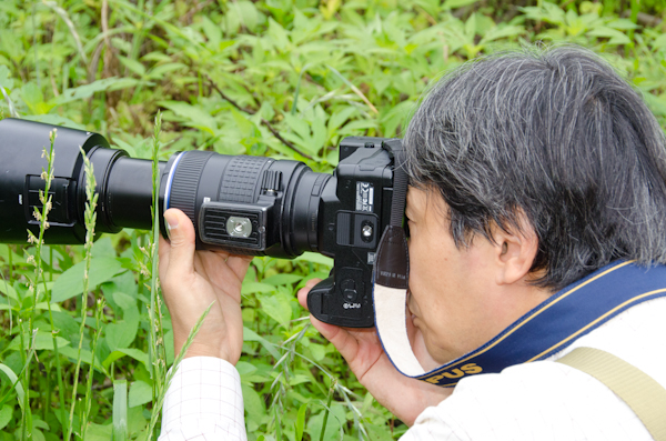 <b>カメラを構えるトンボさんは動きに無駄が無く、望遠ズームを扱っても自然に溶け込んで見えるから不思議だ</b>