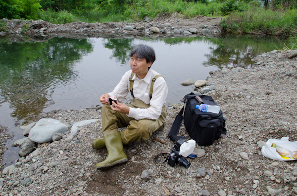 <b>昼食はコンビニで買っておいたパンとおにぎりで簡単に済ませるが、自然の中で食べると味が倍くらい美味しく感じられた。食事中もいつ現れるかわからないトンボを探していた</b>