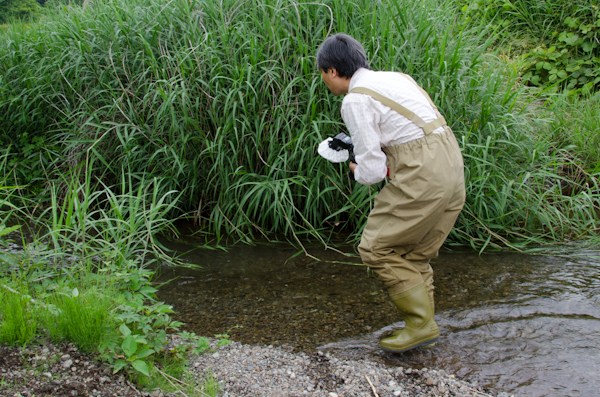 <b>素早い!! ボクは食べかけのパンを川に落としそうになってしまった（汗）</b>