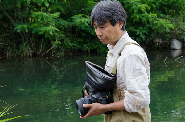 <b>水中ハウジングを手にして、いつでも撮影できるようシャッターチャンスをうかがう</b>