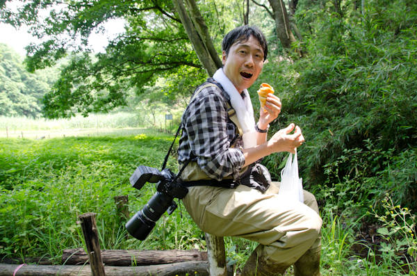 <b>湿地帯なので地面が濡れていて座る場所がない。トンボさんは木の杭に腰掛けての食事中もカメラは臨戦態勢。流石だ</b>