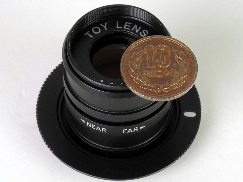 <b>10円硬貨と比べると小ささがよくわかる</b>