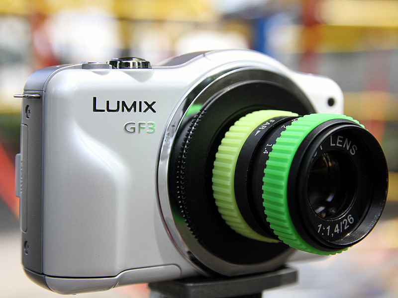 <b>Wの蛍光色で夜でも目立とう</b>