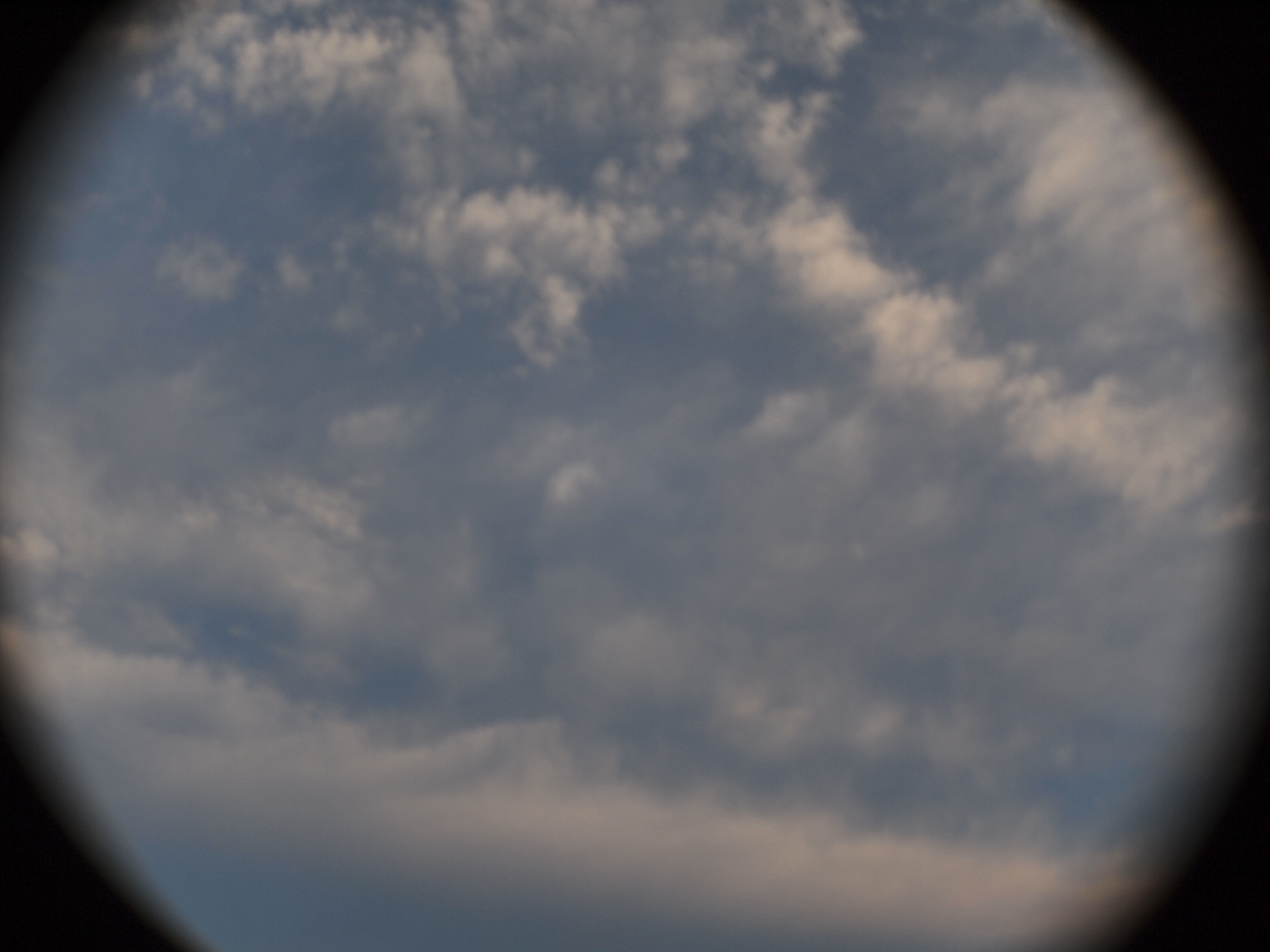 <b>思いっきり絞ると四隅には黒いふちがはっきりと出ます。まるで望遠鏡で覗いているみたい! E-PL1 / TOY lens 26mm F1.4 / 約3.9MB / 4,032×3,024 / 1/6秒 / F8 / 0EV / ISO100/ 絞り優先AE / WB：オート / 26mm</b>