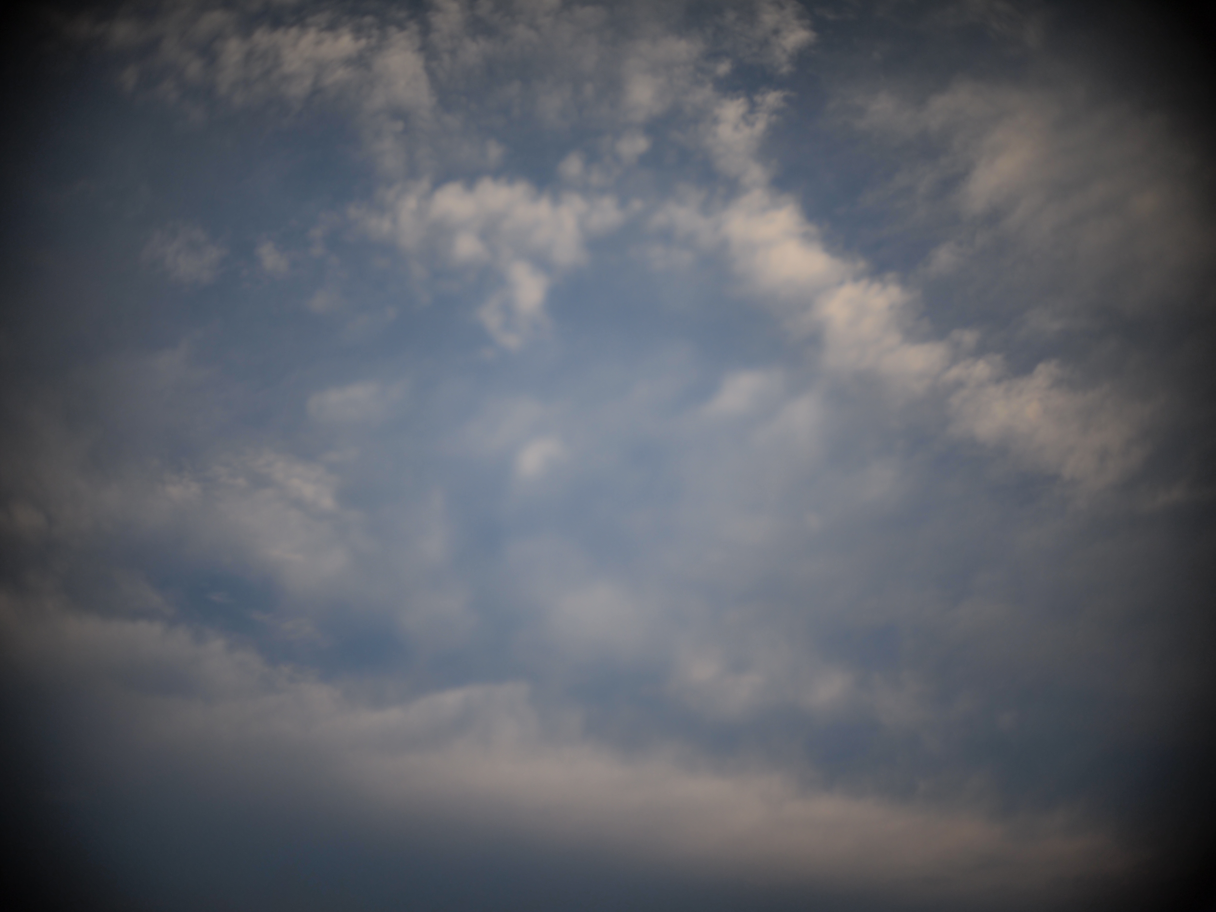 <b>絞りを開けるとトイカメラらしいトンネル効果を体感できます。E-PL1 / TOY lens 26mm F1.4 / 約4MB / 4,032×3,024 / 1/2,000秒 / F1.4 / 0EV / ISO100/ 絞り優先AE / WB：オート / 26mm</b>