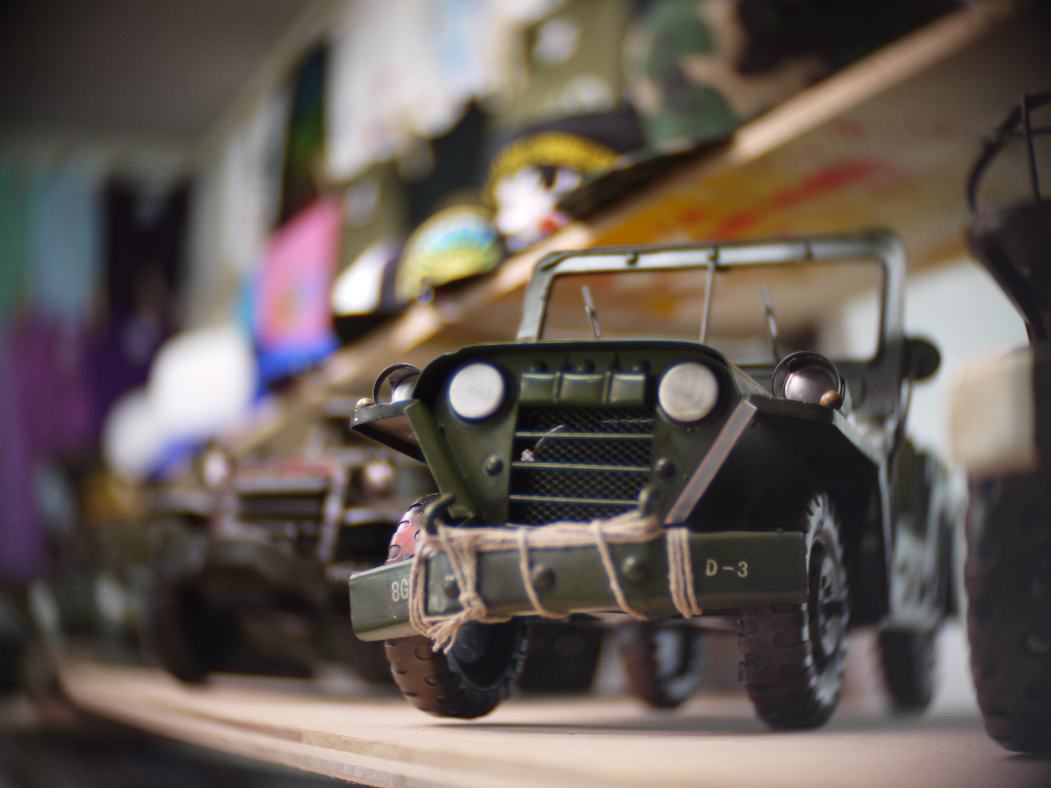 <b>ブリキのおもちゃの戦車の周りにも雑貨がひしめき合っていたのですが、ピントの合う範囲が狭いのですべて背景として溶け込みました。DMC-GF3 / TOY lens 26mm F1.4 / 約5.2MB / 4,000×3,000 / 1/25秒 / F1.4 / 0EV / ISO160/ 絞り優先AE / WB：オート / 26mm</b>