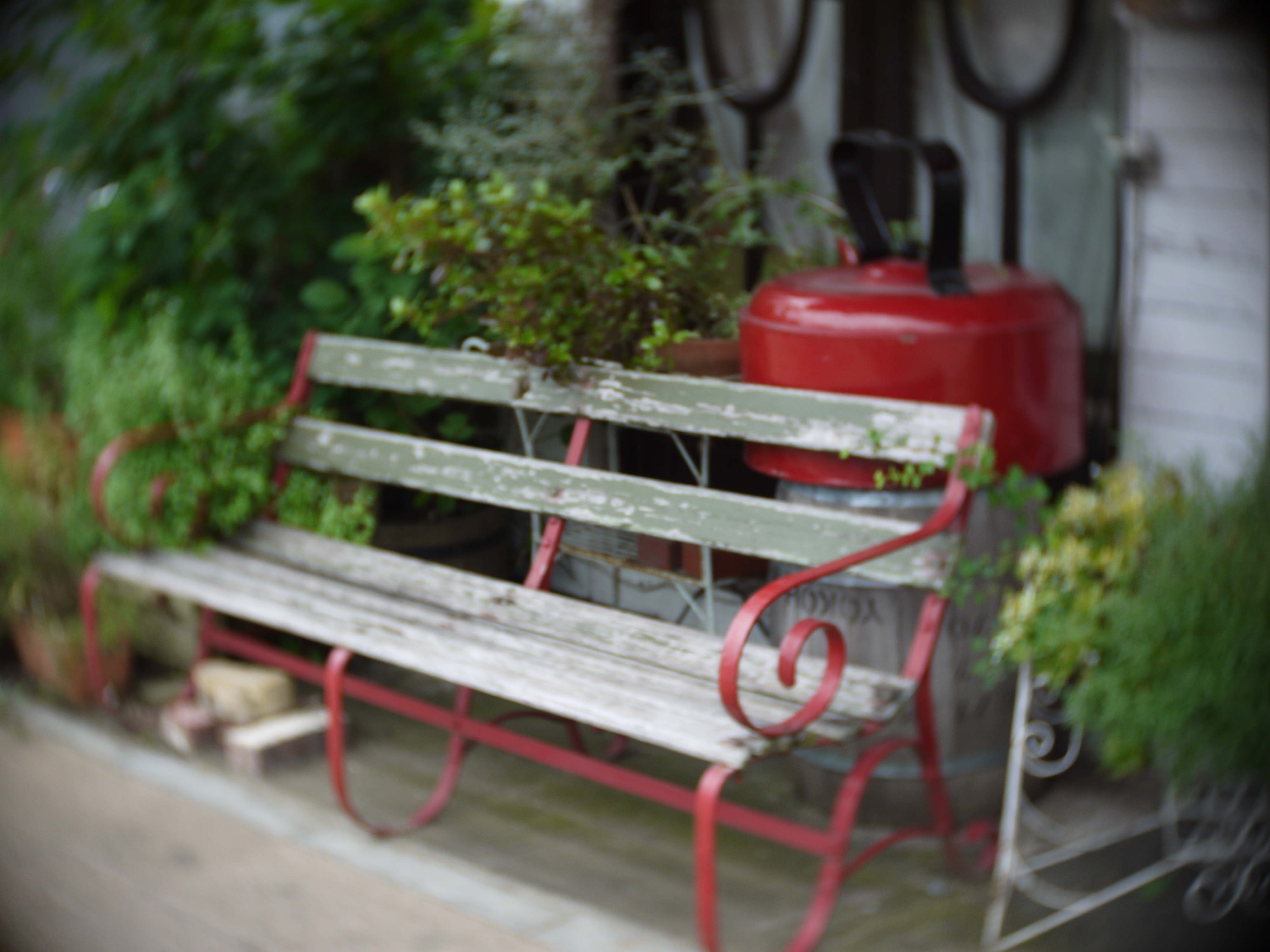 <b>トイレンズならわざとピントを逃がして遊んでしまいましょう! 夢の中で見たようなイメージを作ってみました。DMC-GF3 / TOY lens 26mm F1.4 / 約5.6MB / 4,000×3,000 / 1/125秒 / F1.4 / 0EV / ISO160/ 絞り優先AE / WB：オート / 26mm</b>