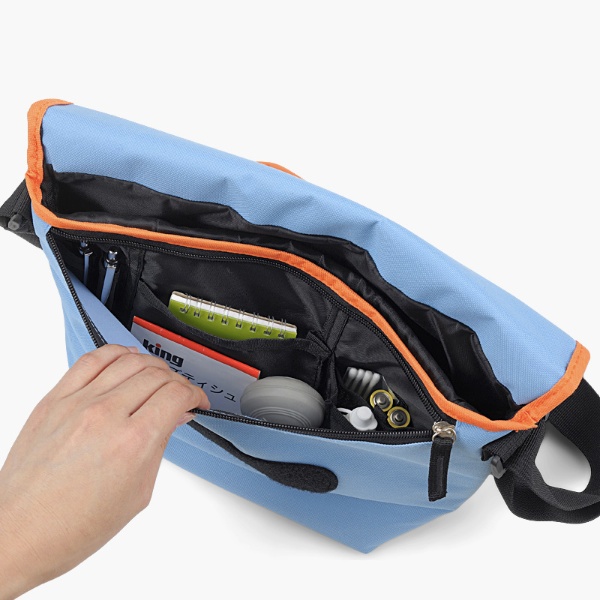 <b>アクセサリー収納に向くポケットも装備</b>