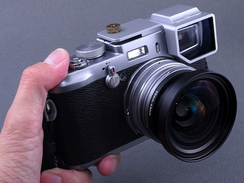 <b>レンズにリコー製ワイドコンバージョンレンズ「DW-6」を装着し、その画角に合わせた「メガネ付きファインダー」仕様となった富士フイルムFinePix X100。ライカM3用レンズ「メガネ付きズマロン」にヒントを得た、温故知新のアイデアを試してみた</b>