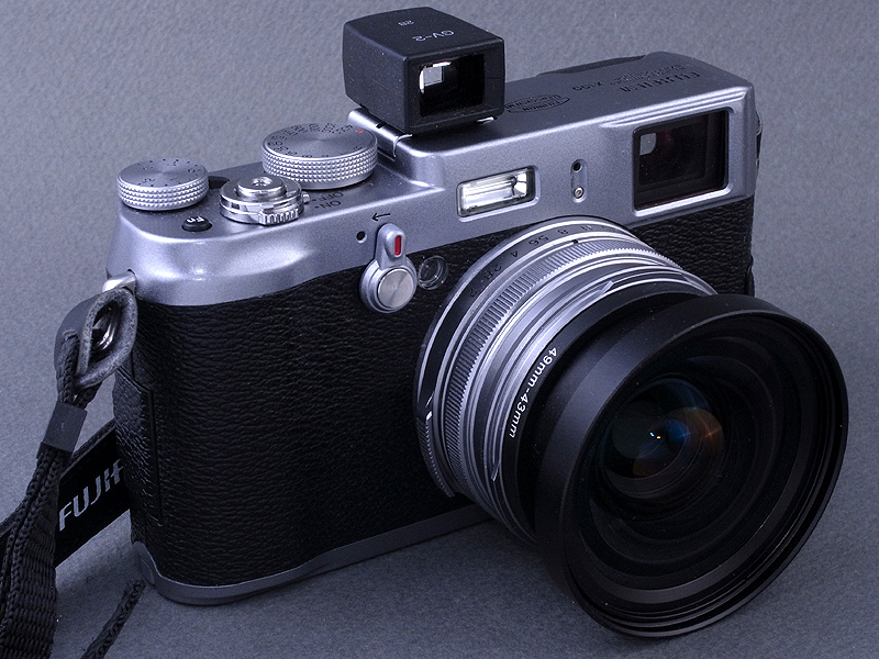 <b>FinePix X100にDW-6を装着した状態。ライカ判換算約28mm相当の画角が得られる。ついでにリコー製光学ファインダー「GV-2」（画角28mm相当）も装着してみたが、シルバーボディーにブラックのパーツが意外に似合っている。しかしこのアレンジはいまひとつ“芸がない”</b>