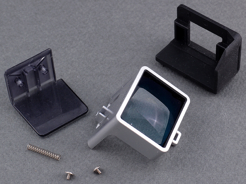 <b>まずはソニー製ワイコンを、ご覧のよう分解してみる</b>