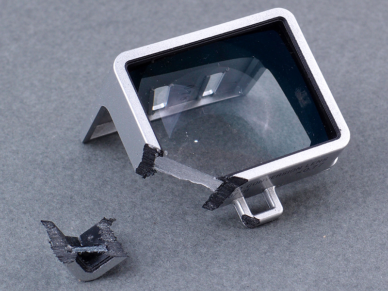 <b>ソニー製ワイコンの角をカットしたところ。慣れない道具なので切り口がちょっと曲がってしまったが、これくらいなら何とか修正できそうだ</b>