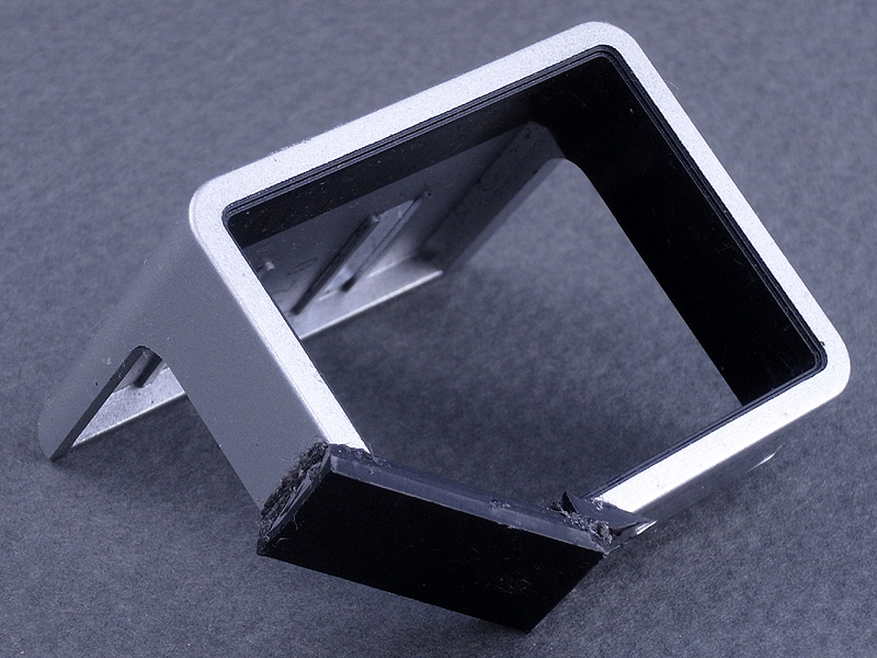 <b>ワイコンのレンズを抜き、枠のカットした部分に2mm厚のABS板を接着する。この後、ワイコンの枠をカッターや耐水紙ヤスリで整形する</b>