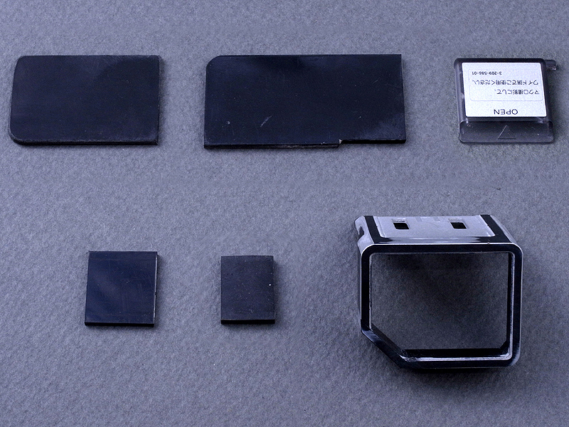 <b>ABS板をカットし、その他のパーツを製作する。ちなみに手前左と中は、カメラのアクセサリーシューに差し込むためのパーツ。このような設計は図面を書かず、現物合わせしながら頭の中で考えながら行なう</b>