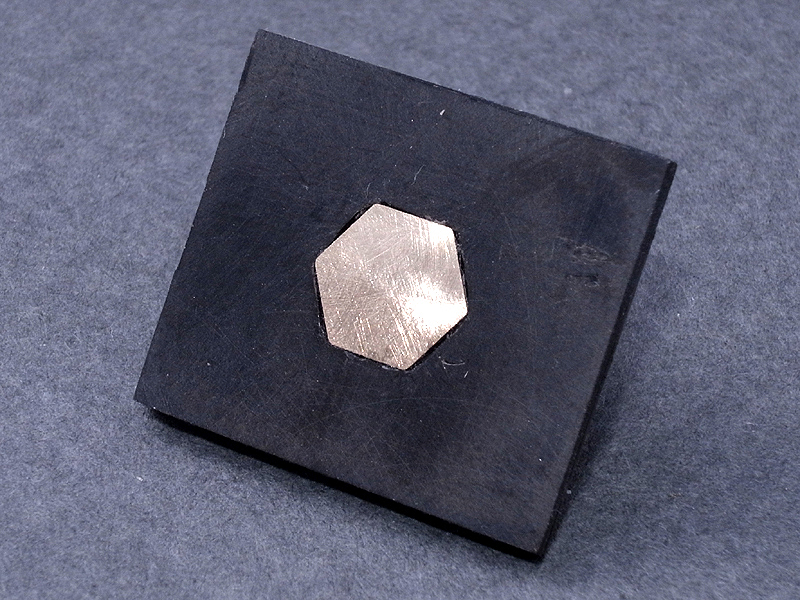 <b>右のパーツを接着すると、ABS板にボルトを埋め込んだようなパーツができあがる</b>