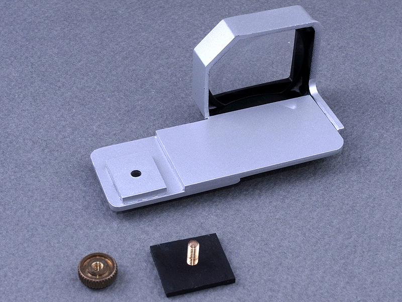 <b>「メガネユニット」を裏から見たところ。アクセサリーシューに当たる部分には、ネジを通す穴を空けている</b>