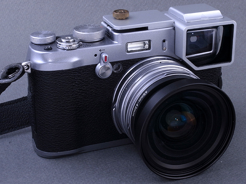 <b>FinePix X100に「ワイコン&amp;メガネユニット」を装着するとこんな感じになる。ちなみにファインダーの視度は、ソニー製ワイコンのレンズに合わせ+に補正する必要がある。また、絞りリングの突起に「メガネ」が干渉するため、F16とAにはセットできないが、実用性に問題はないだろう</b>