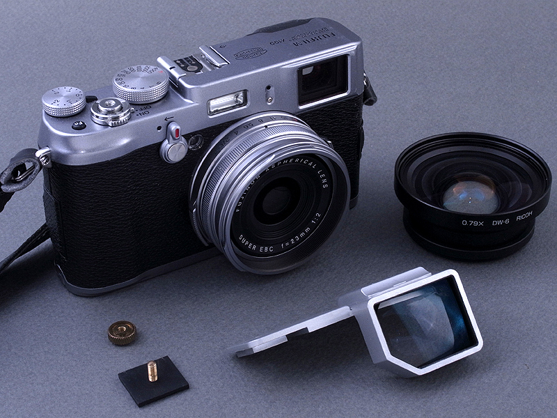 <b>FinePix X100本体から外した「ワイコン＆メガネユニット」を並べてみたが、なかなかマニアックな雰囲気だ</b>