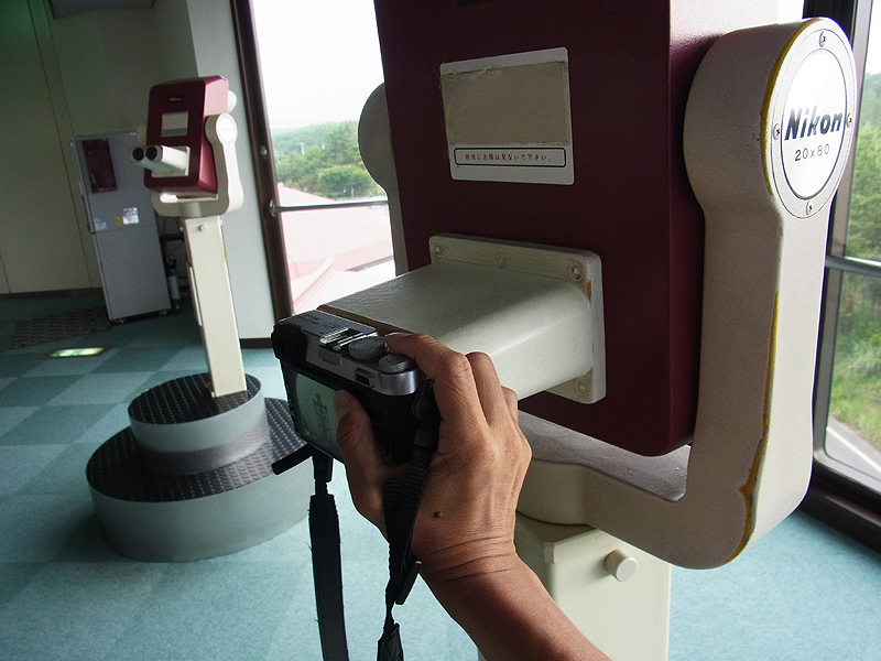 <b>柏崎刈羽原発サービスホールに設置されたニコン製の双眼鏡。その接眼部にFinePix X100のレンズを当てながら撮影してみた</b>