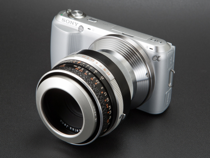 <b>マウントアダプターの根元には、着脱用の指標として切り欠きが施してある</b>