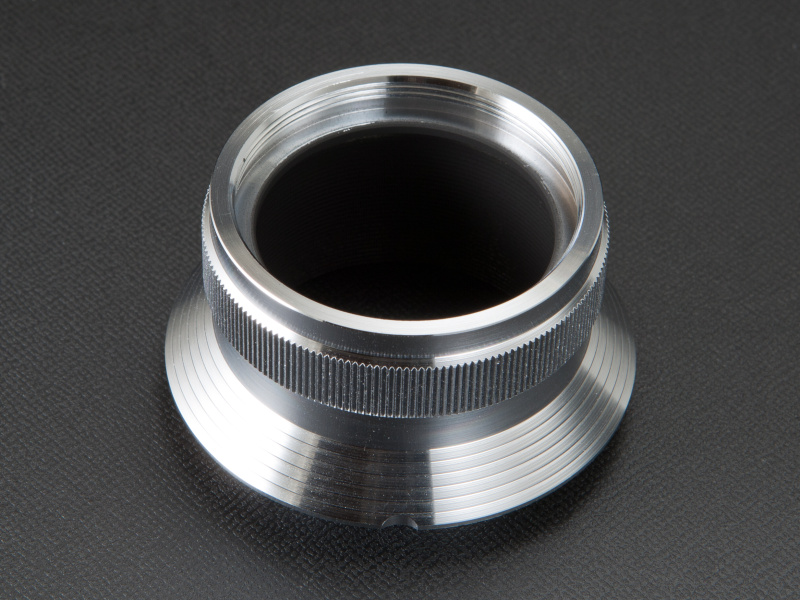 <b>アダプターの内側にはピン押し用のせり出しがある。このせり出しが自動絞り連動ピンを押し込む仕組みだ</b>