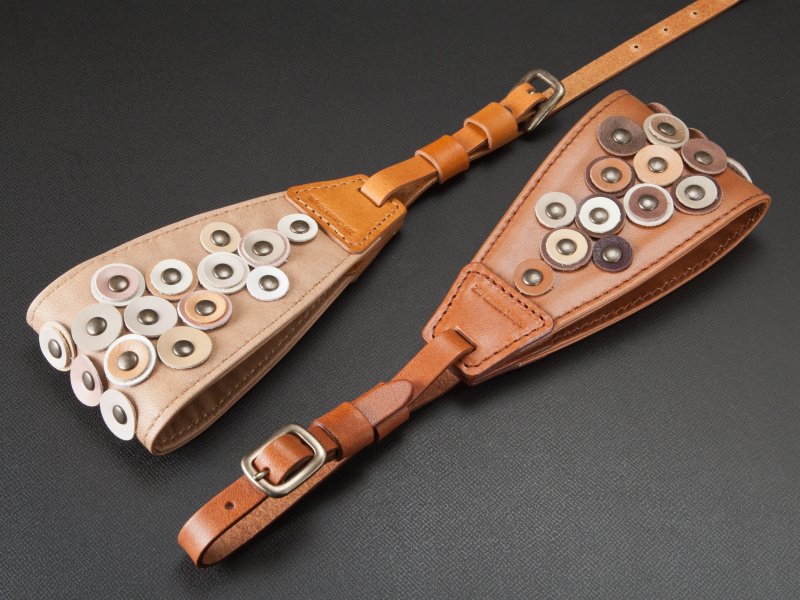 <b>右がブラウン、左がナチュラルだ。価格はともに4,150円。白やシルバーのカメラと好相性だ</b>