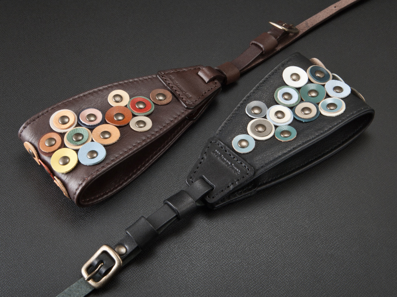 <b>右がブラックで左がダークブラウンだ。カラーバリエーションは全4色となる</b>