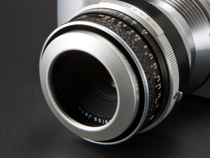 <b>ドーム型のレンズフードはエツミ製だ。レンズガード的な意味合いで装着してみた</b>