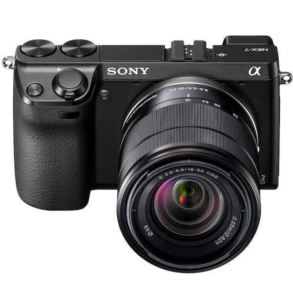 <b>NEX-7K（NEXレンズキット）。装着レンズは専用ブラックカラーE 18-55mm F3.5-5.6 OSS</b>