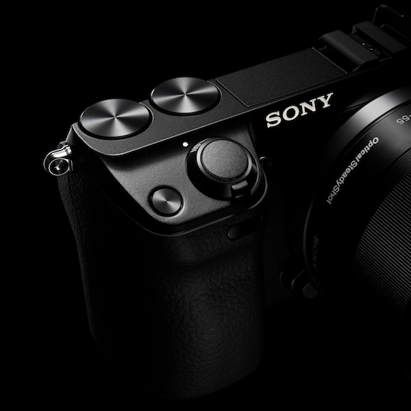 <b>シャッターボタン横が新設のナビゲーションボタン</b>