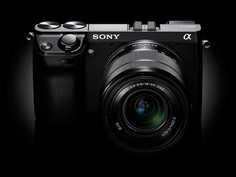 <b>E 18-55mm F3.5-5.6 OSS（NEX-7レンズキット専用色）を装着</b>