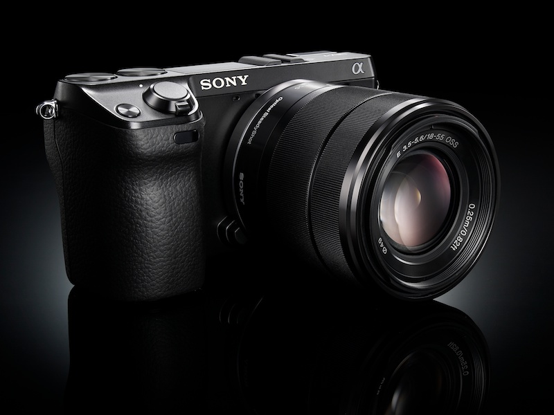 <b>E 18-55mm F3.5-5.6 OSS（NEX-7レンズキット専用色）を装着</b>