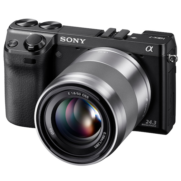 <b>E 30mm F3.5 Macro（9月発売）装着例</b>